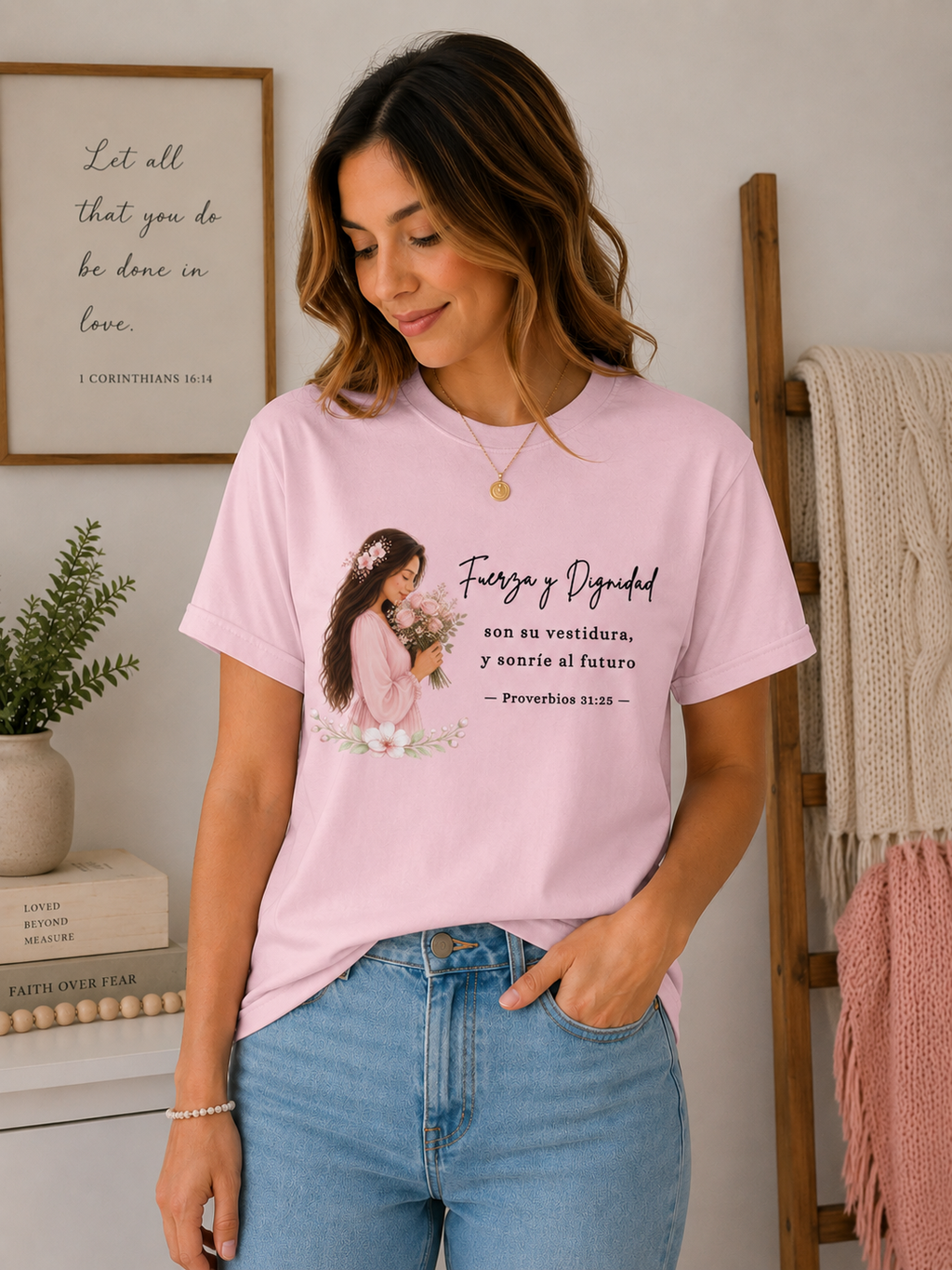 Camiseta Cristiana “Fuerza y Dignidad” con Ilustración Floral y Mujer en Acuarela – Proverbios 31:25
