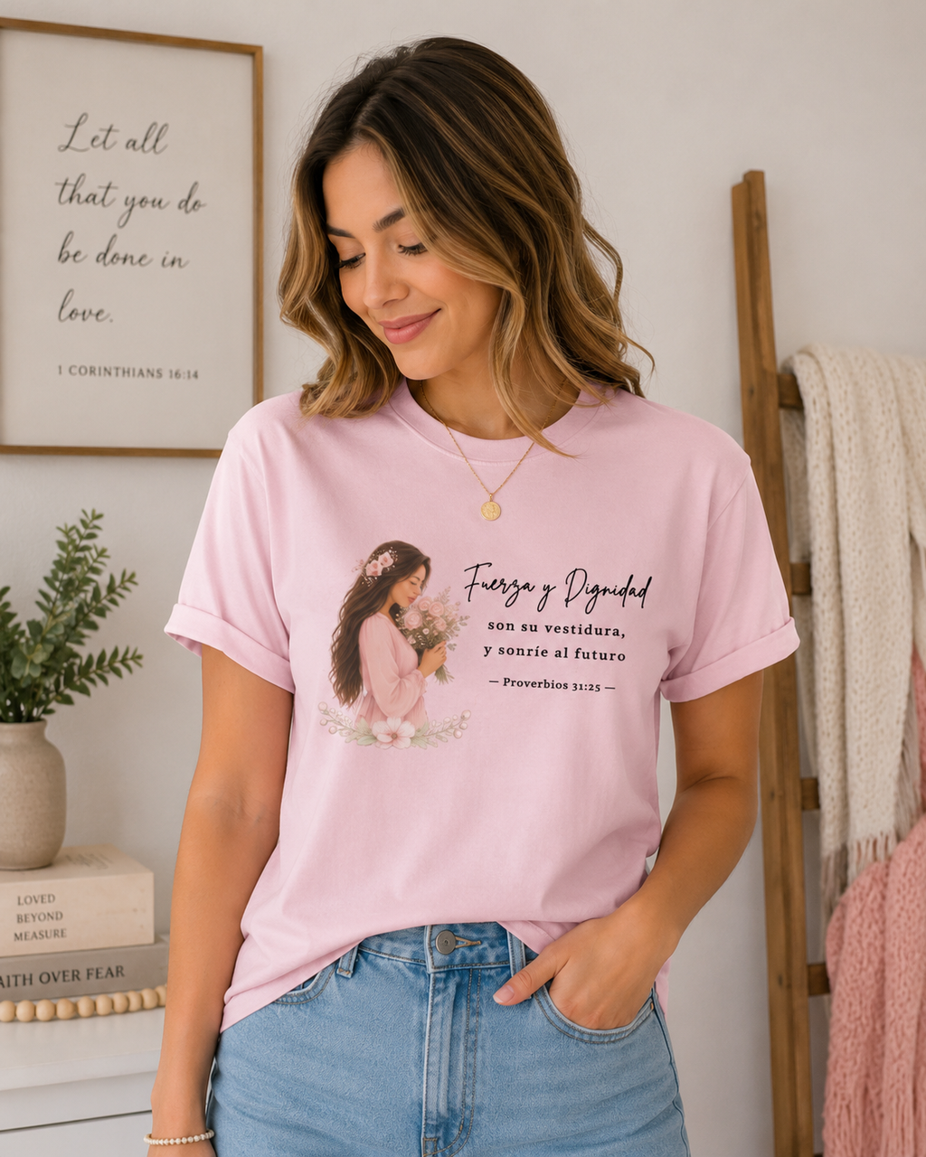 Camiseta Cristiana “Fuerza y Dignidad” con Ilustración Floral y Mujer en Acuarela – Proverbios 31:25
