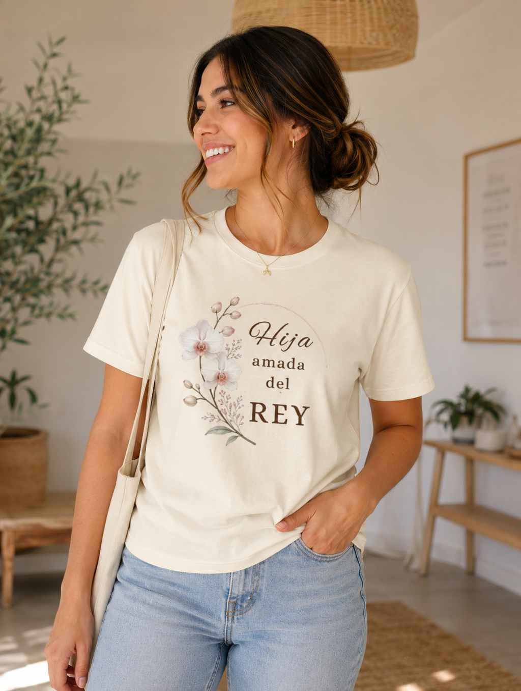 Hija Amada del Rey – Camiseta Cristiana Floral Elegante para Mujer