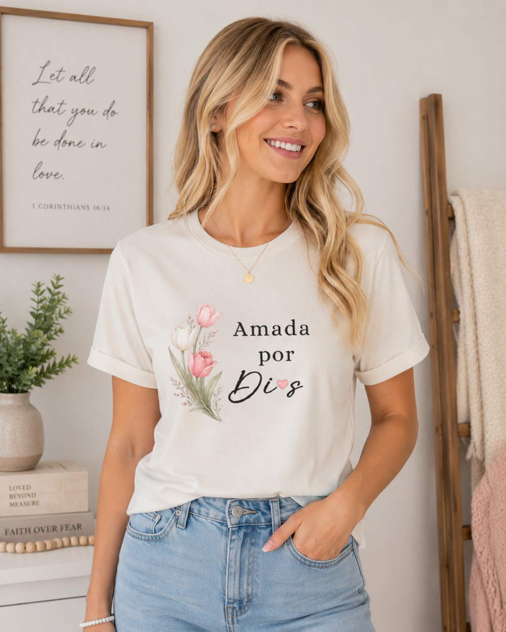 Camiseta Cristiana “Amada por Dios” – Floral Elegante y Femenina